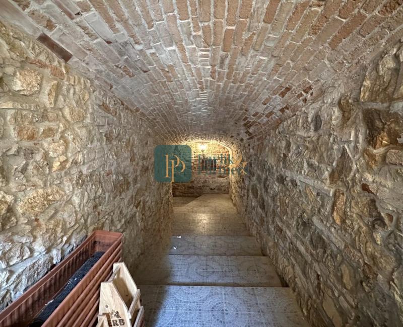 Prenájom unikátna hradná pivnica + nádvorie