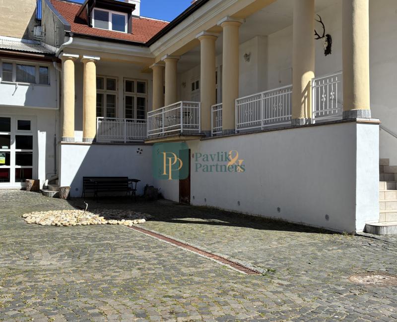 Prenájom unikátna hradná pivnica + nádvorie