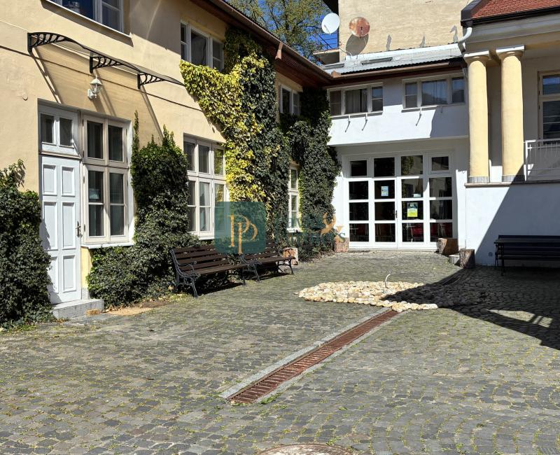 Prenájom unikátna hradná pivnica + nádvorie