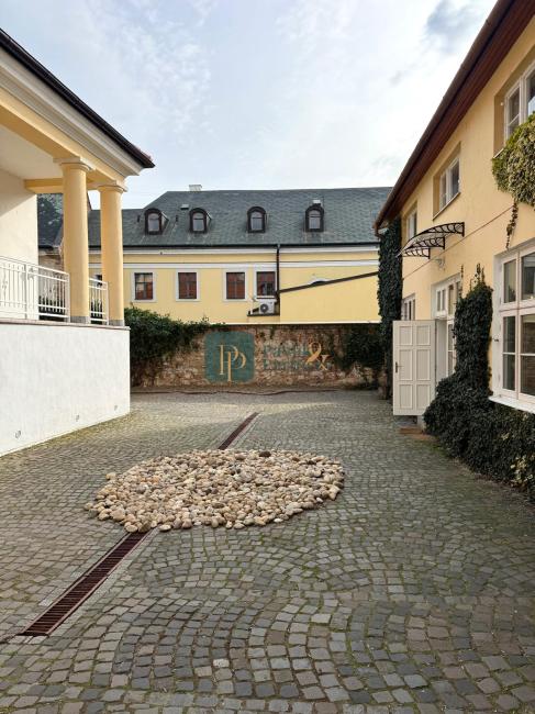 Prenájom unikátna hradná pivnica + nádvorie