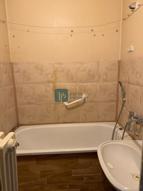 Predaj 3 izbový byt, 2x balkón, Vikárska ul., pôvodný stav