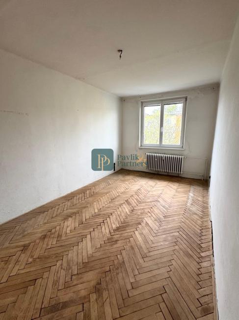 Predaj 3 izbový byt, 2x balkón, Vikárska ul., pôvodný stav