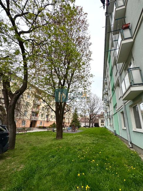 Predaj 3 izbový byt, 2x balkón, Vikárska ul., pôvodný stav