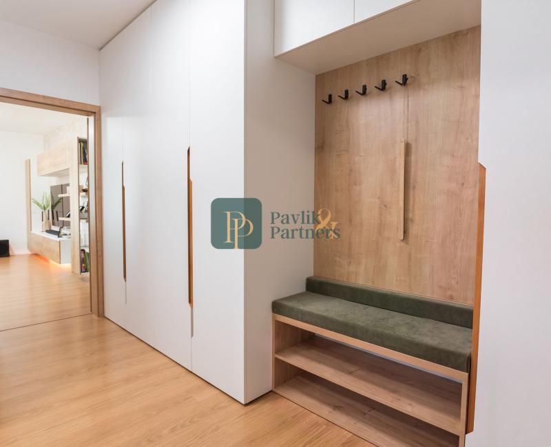 Predaj nadštandardný 2 izbový byt, novostavba, garážové státie, zariadený