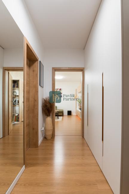 Predaj nadštandardný 2 izbový byt, novostavba, garážové státie, zariadený