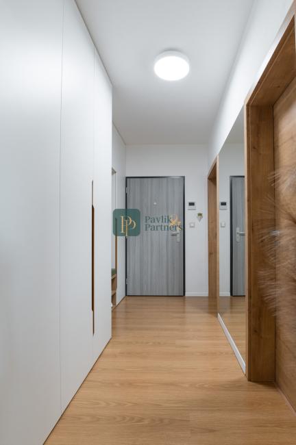Predaj nadštandardný 2 izbový byt, novostavba, garážové státie, zariadený