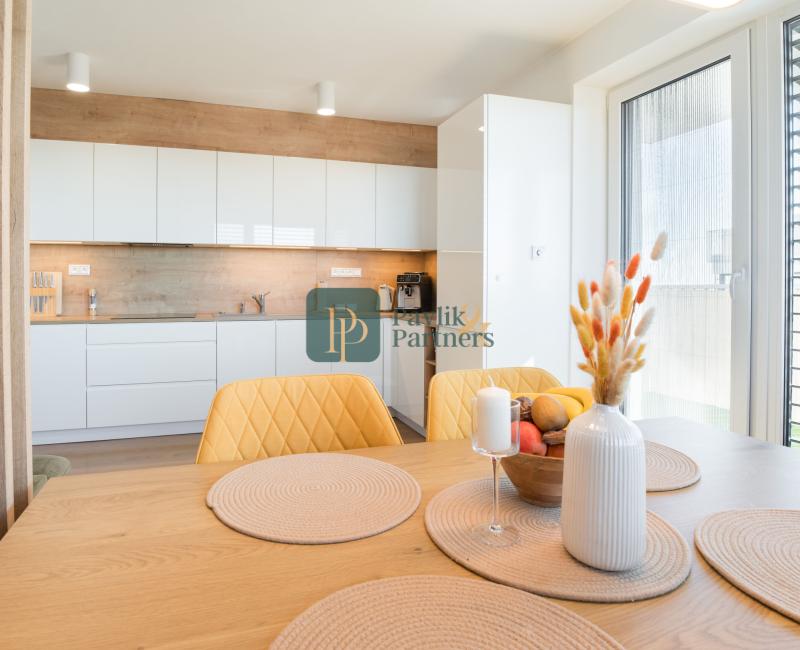 Predaj nadštandardný 2 izbový byt, novostavba, garážové státie, zariadený