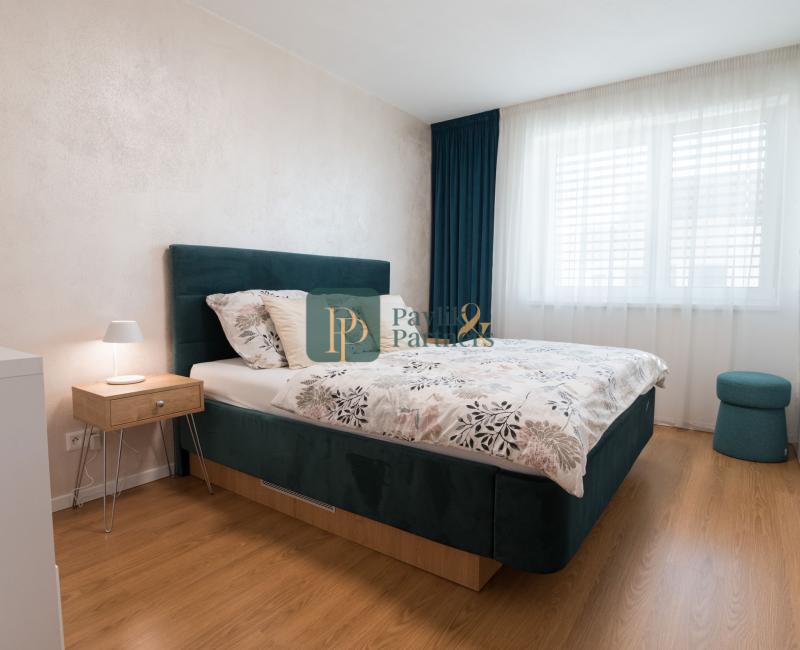 Predaj nadštandardný 2 izbový byt, novostavba, garážové státie, zariadený