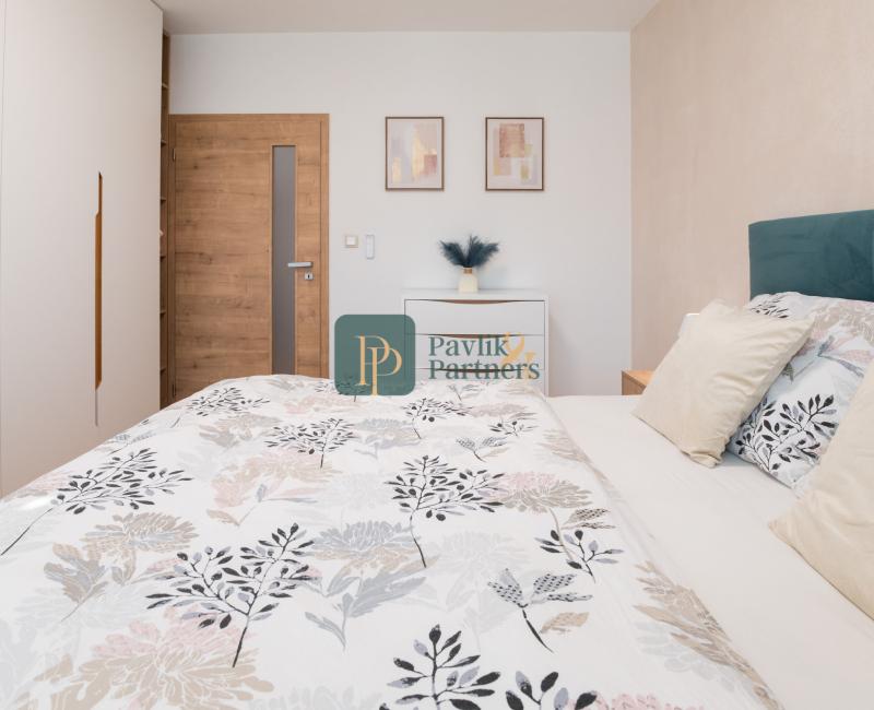 Predaj nadštandardný 2 izbový byt, novostavba, garážové státie, zariadený