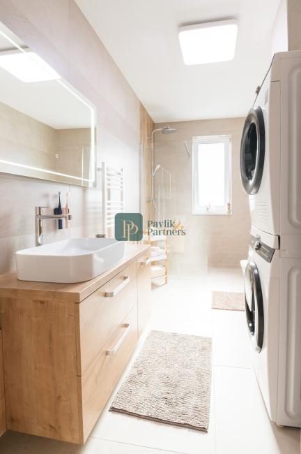 Predaj nadštandardný 2 izbový byt, novostavba, garážové státie, zariadený