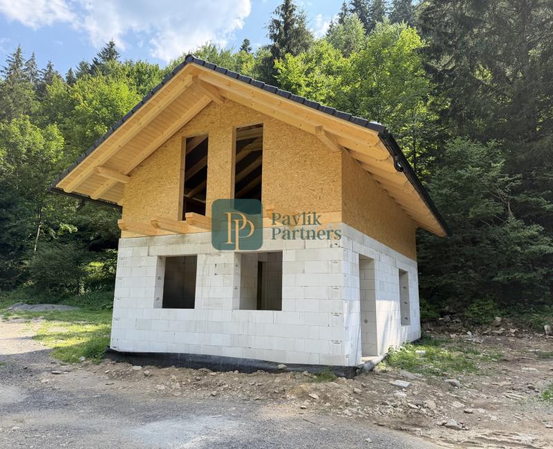 Predaj 3 izbová rekreačná chata, Jarabá, parkovanie