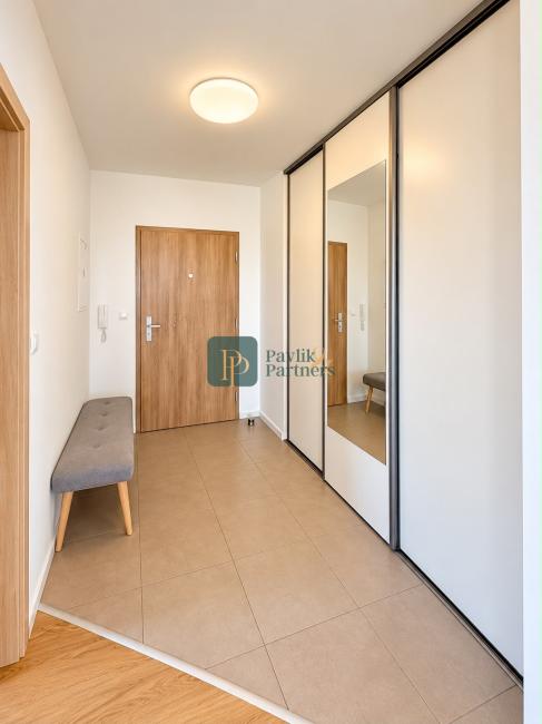 Predaj veľký 2 izbový byt, 10m2 terasa, 2x parkovacie miesto, Zobor