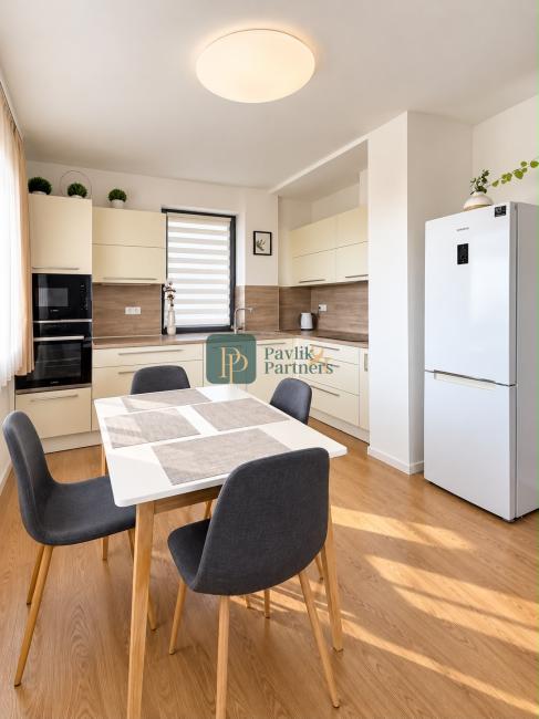 Predaj veľký 2 izbový byt, 10m2 terasa, 2x parkovacie miesto, Zobor