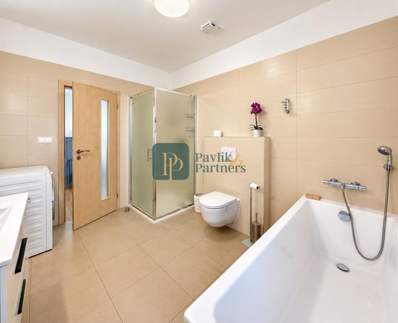 Predaj veľký 2 izbový byt, 10m2 terasa, 2x parkovacie miesto, Zobor