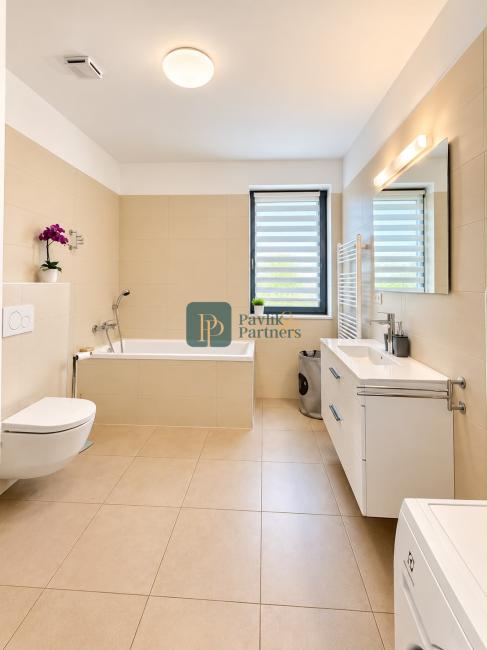 Predaj veľký 2 izbový byt, 10m2 terasa, 2x parkovacie miesto, Zobor