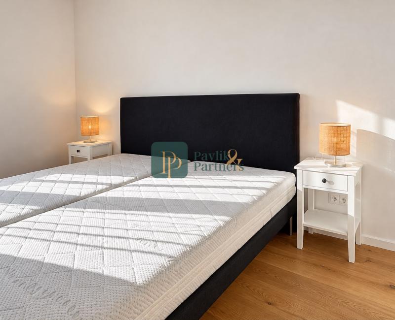 Predaj veľký 2 izbový byt, 10m2 terasa, 2x parkovacie miesto, Zobor