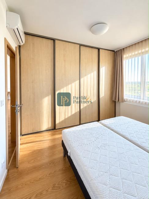 Predaj veľký 2 izbový byt, 10m2 terasa, 2x parkovacie miesto, Zobor