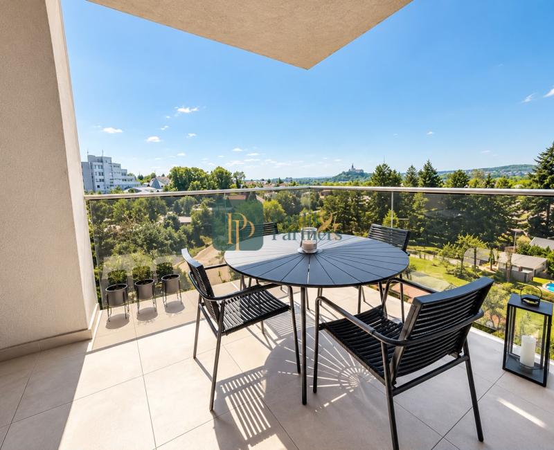 Predaj veľký 2 izbový byt, 10m2 terasa, 2x parkovacie miesto, Zobor