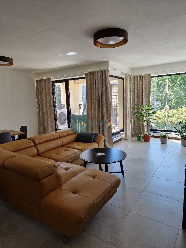 Prenájom nadštandardný 3izbový byt, lóggia 6 m2, terasa 16 m2, garáž, pod hradom