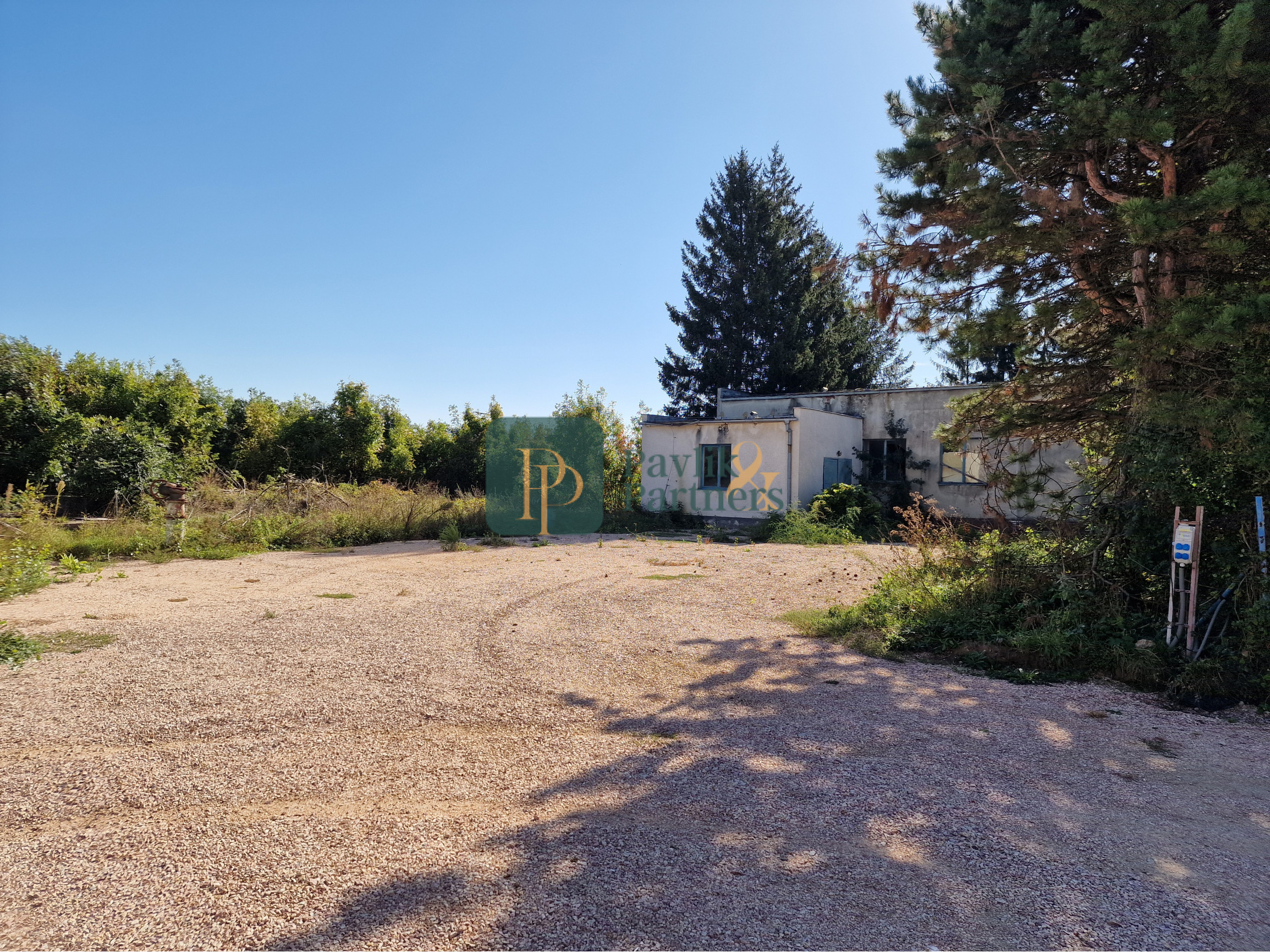 Prenájom pozemok 4500 m2, budova 390 m2, Nitra - Krškany.