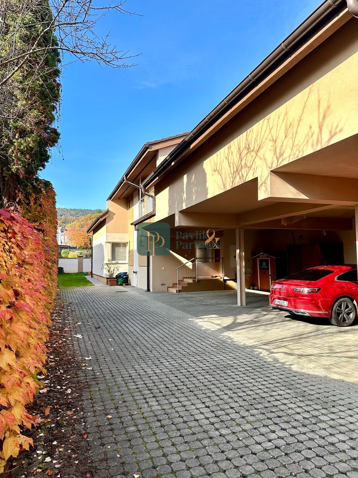 Predaj 3 izb. byt Bojnice, parkovacie miesto, REZERVOVANÉ.