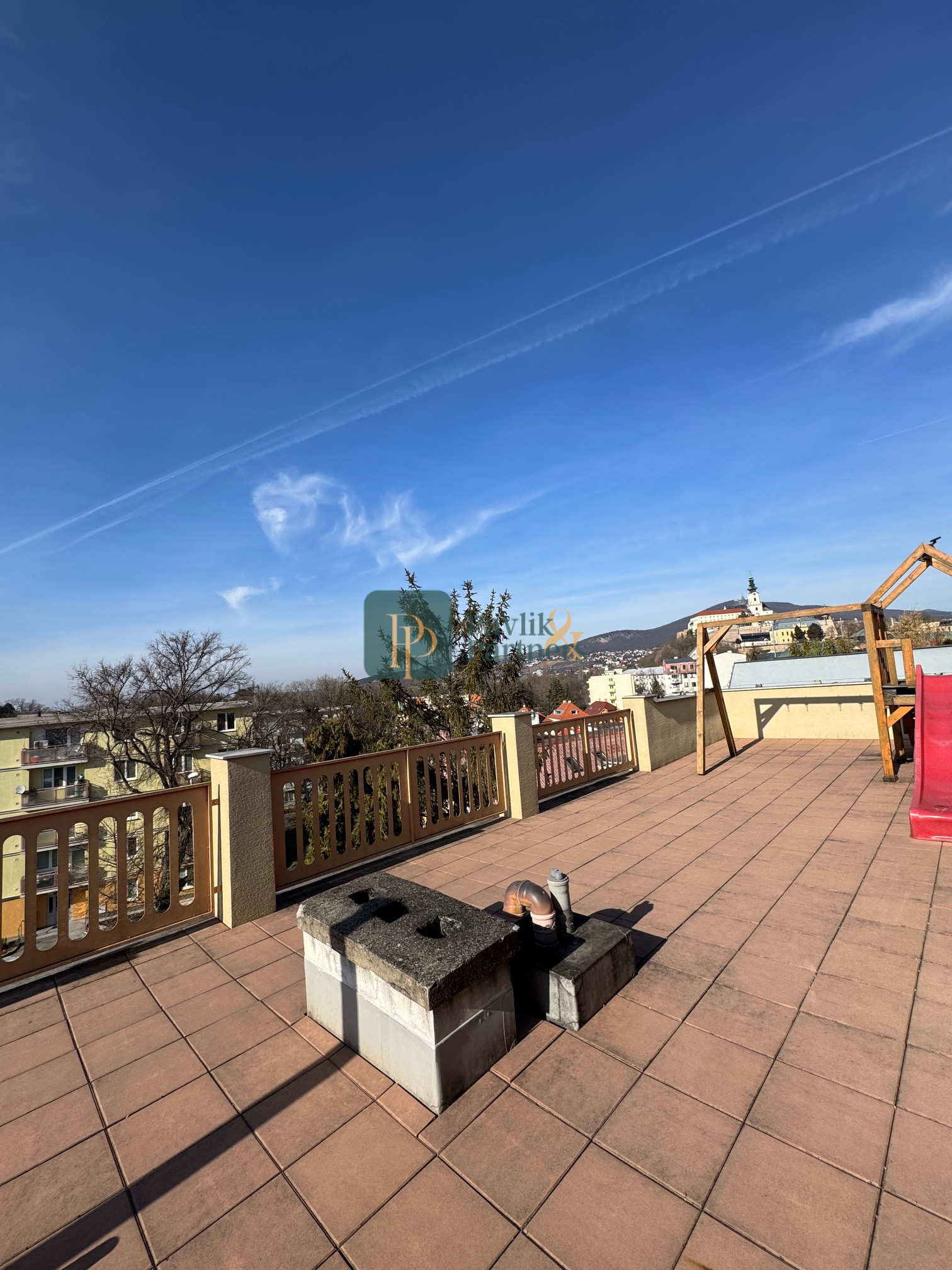 Prenájom 2,5 izbový byt, terasa, vyhradené parkovanie, centrum