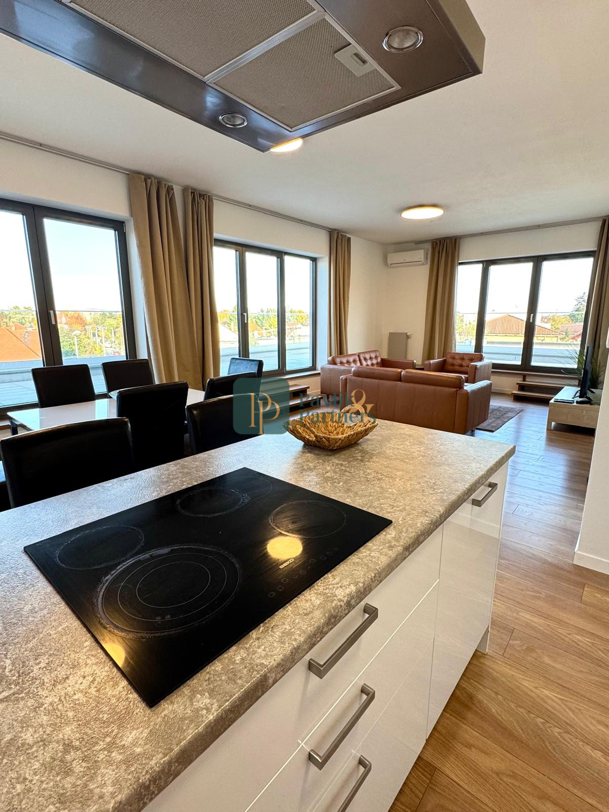 Prenájom 4izbový byt, terasa, dve parkovacie miesta, zariadený