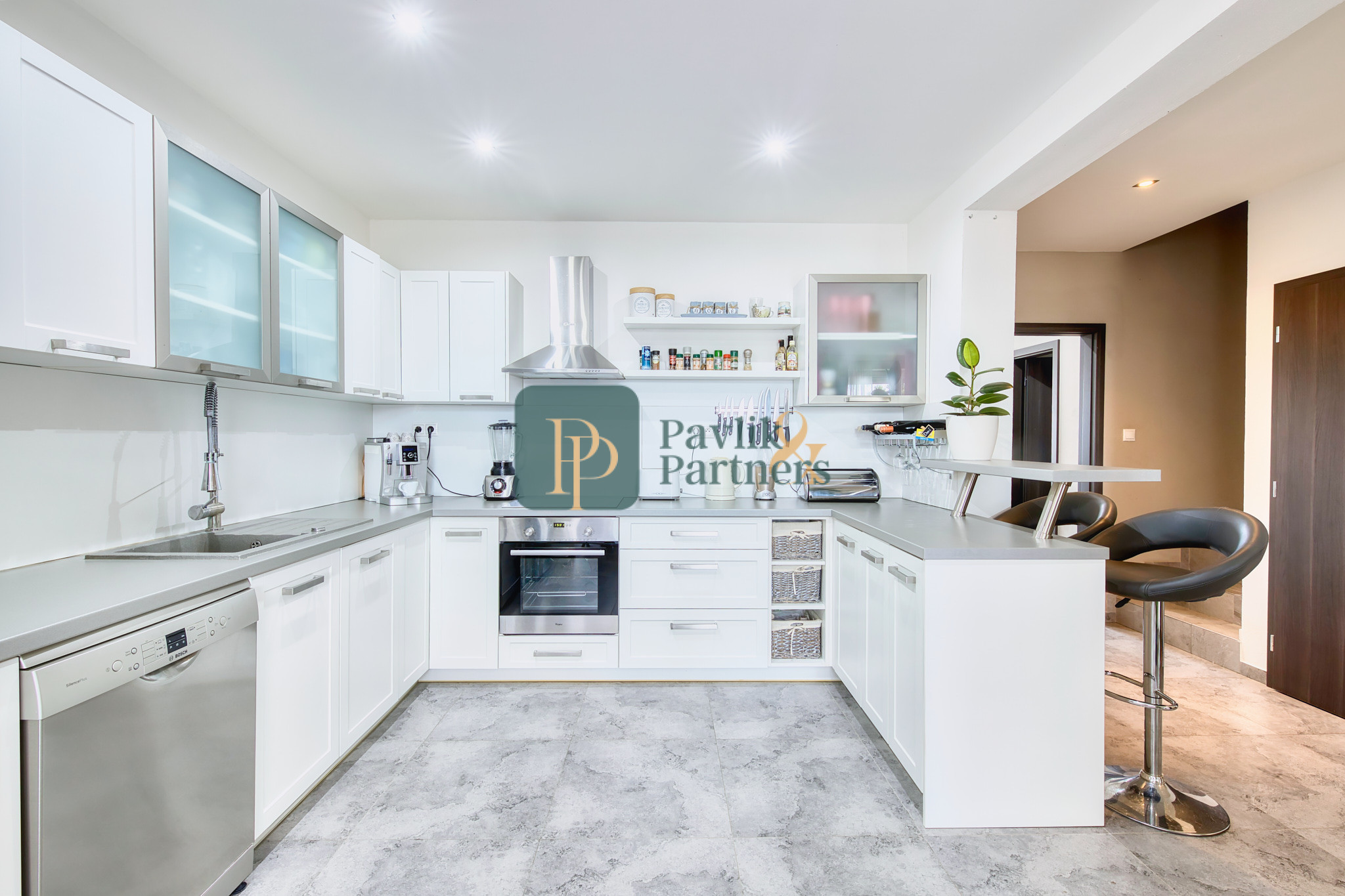 Predaj 4 izbový moderný rodinný dom, garáž, zariadený