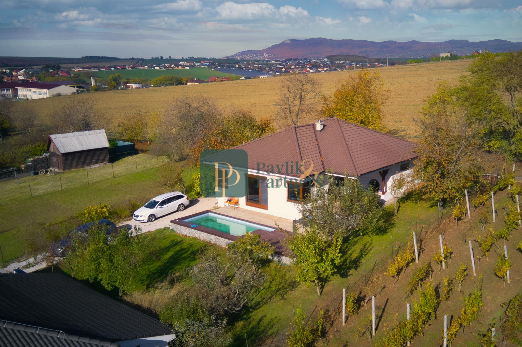 Predaj krásny zariadený 4 izbový rodinný dom, bazén, 760m2 pozemok