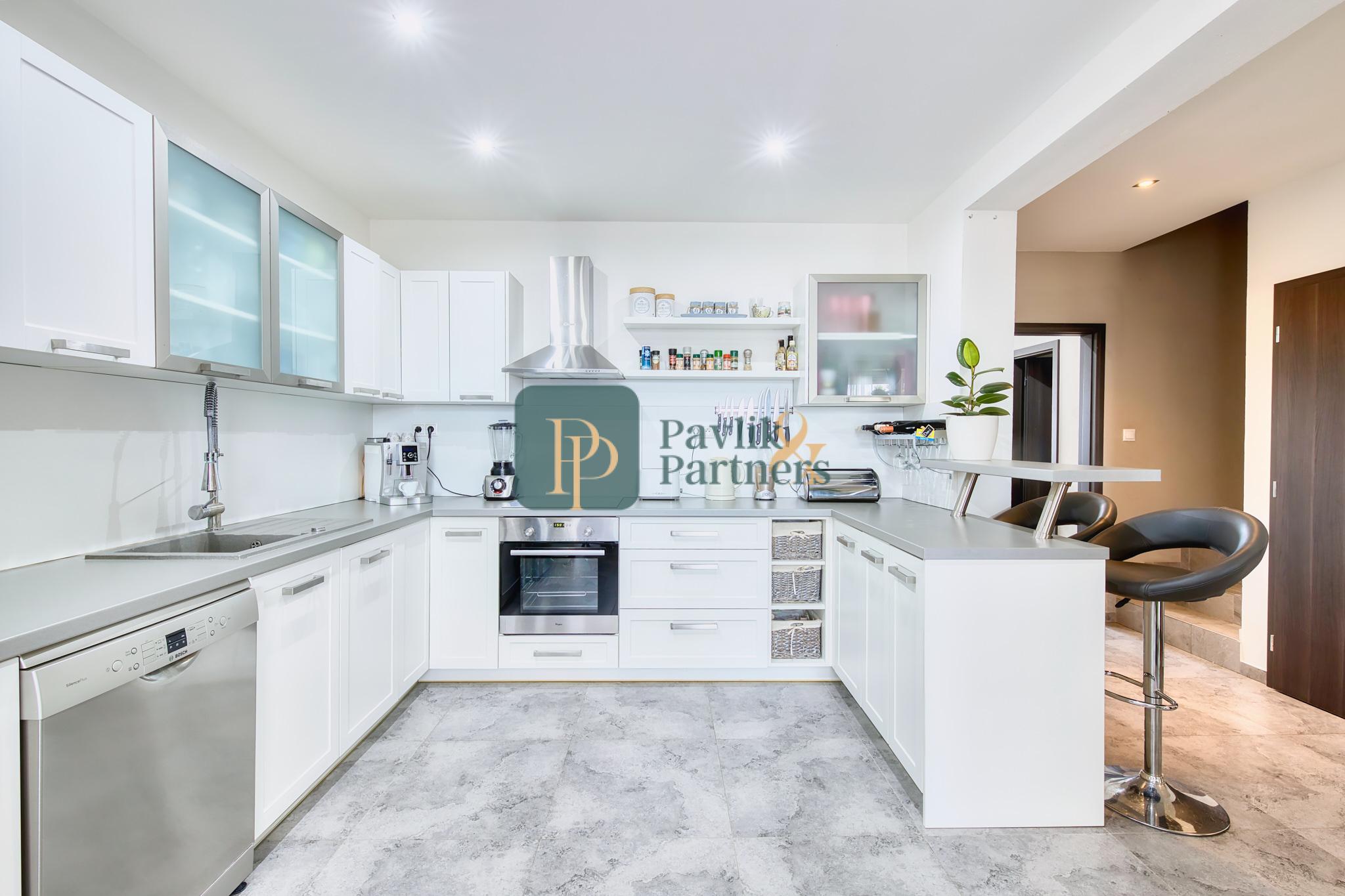 Predaj 4 izbový moderný rodinný dom, garáž, zariadený