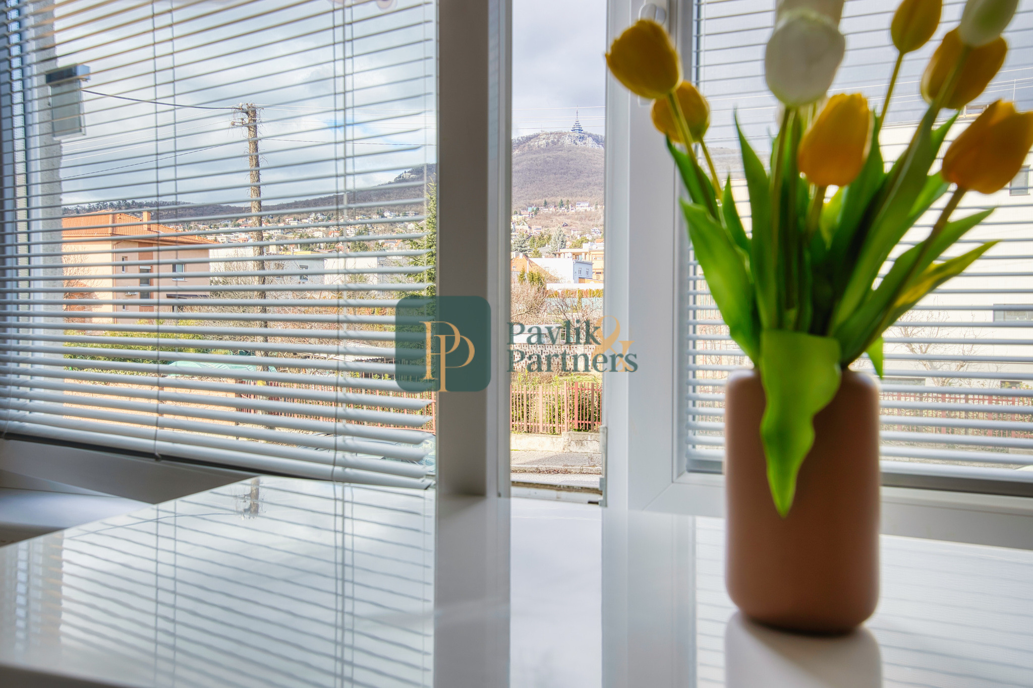 Predaj veľký 3 izbový byt, Zobor, tehla, loggia, krásne výhľady