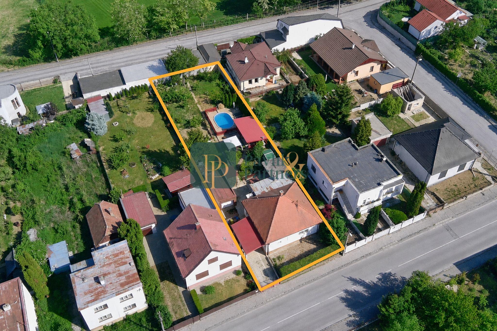 Predaj rodinný dom, 9á pozemok, garáž, bazén, Chrenová
